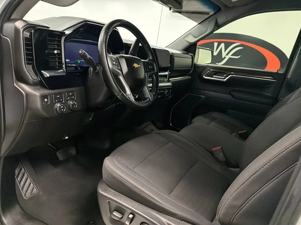 Used 2025 Summit White Chevrolet LT image 11