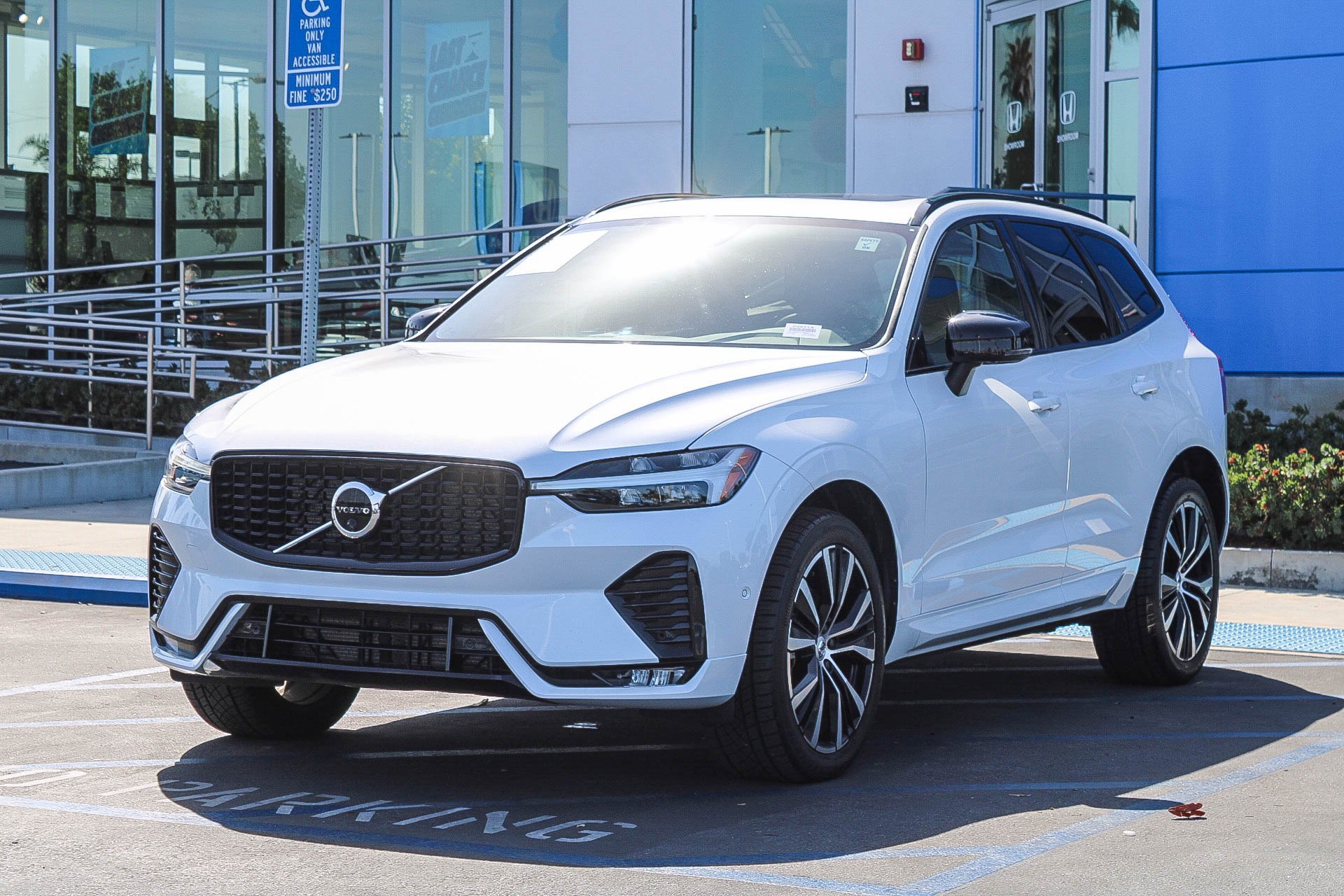 2023 Volvo XC60 Plus - Photo 3