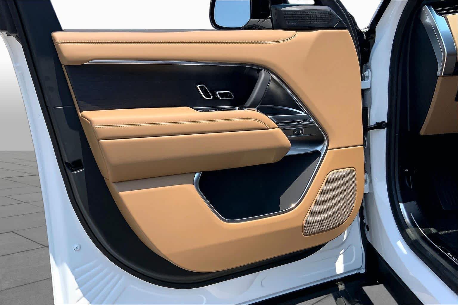 New 2026 Ostuni Pearl White Land Rover SE image 10