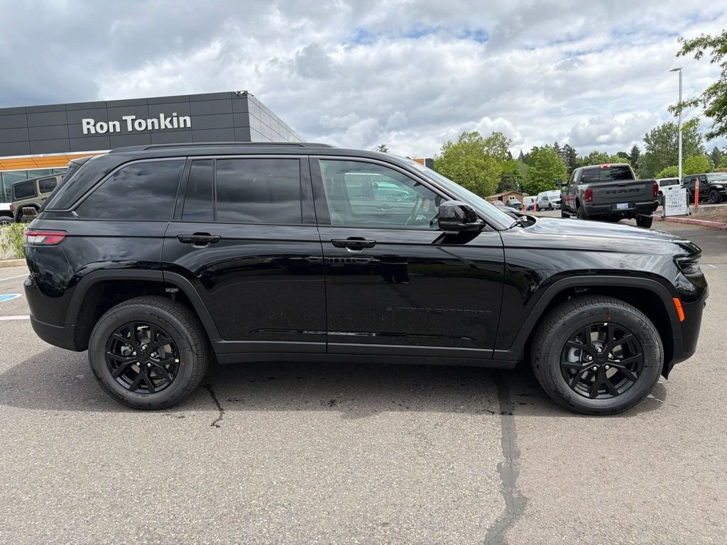 New 2026 Diamond Black Crystal Pearl-Coat Exterior Paint Jeep Altitude image 8