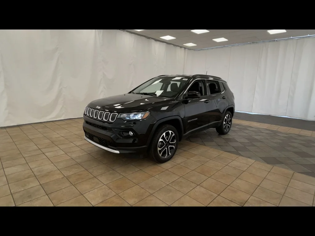 Used 2022 Diamond Black Crystal Pearl Coat Jeep Limited image 5