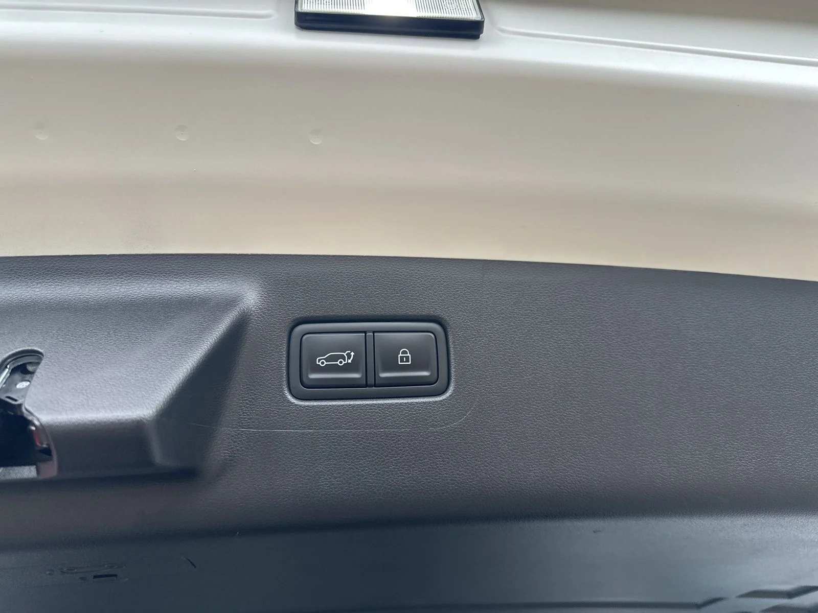 Used 2025 White Hyundai SE image 31