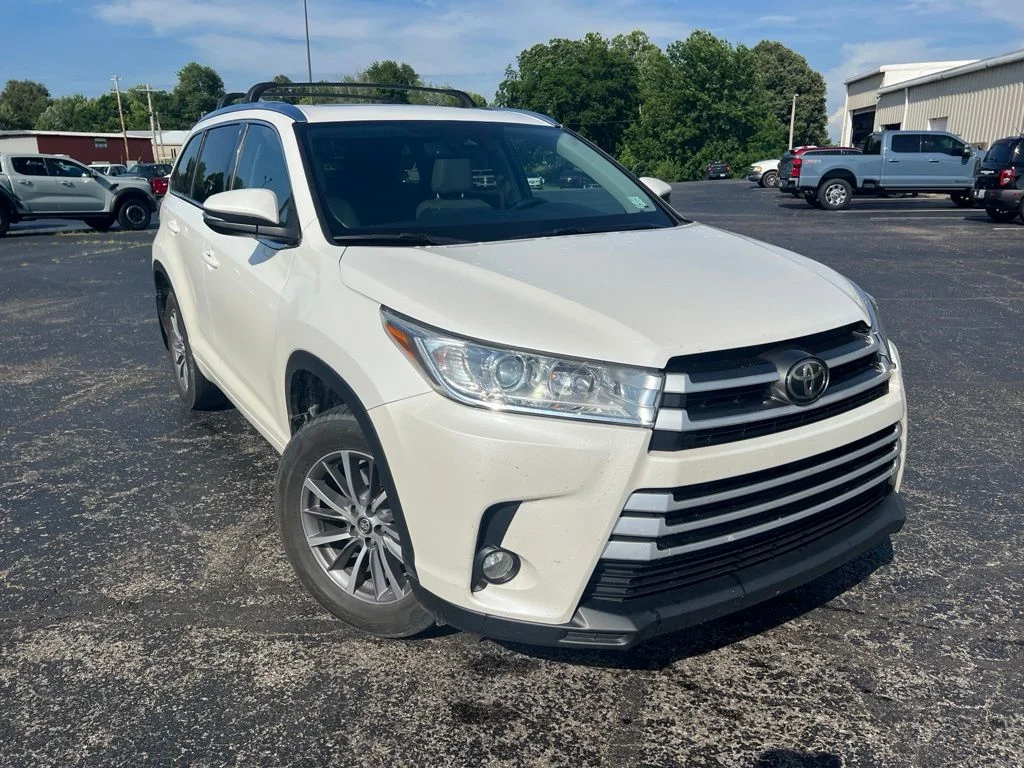 Used 2017 Blizzard Pearl Toyota XLE image 1