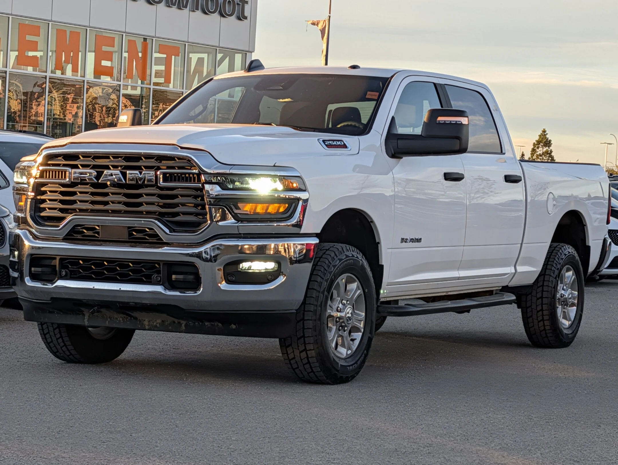 Used 2025 White RAM Big Horn - Level 1 Plus Grp - Alpine Audio - - Big Horn 4x4 Crew Cab 64 Box image 4
