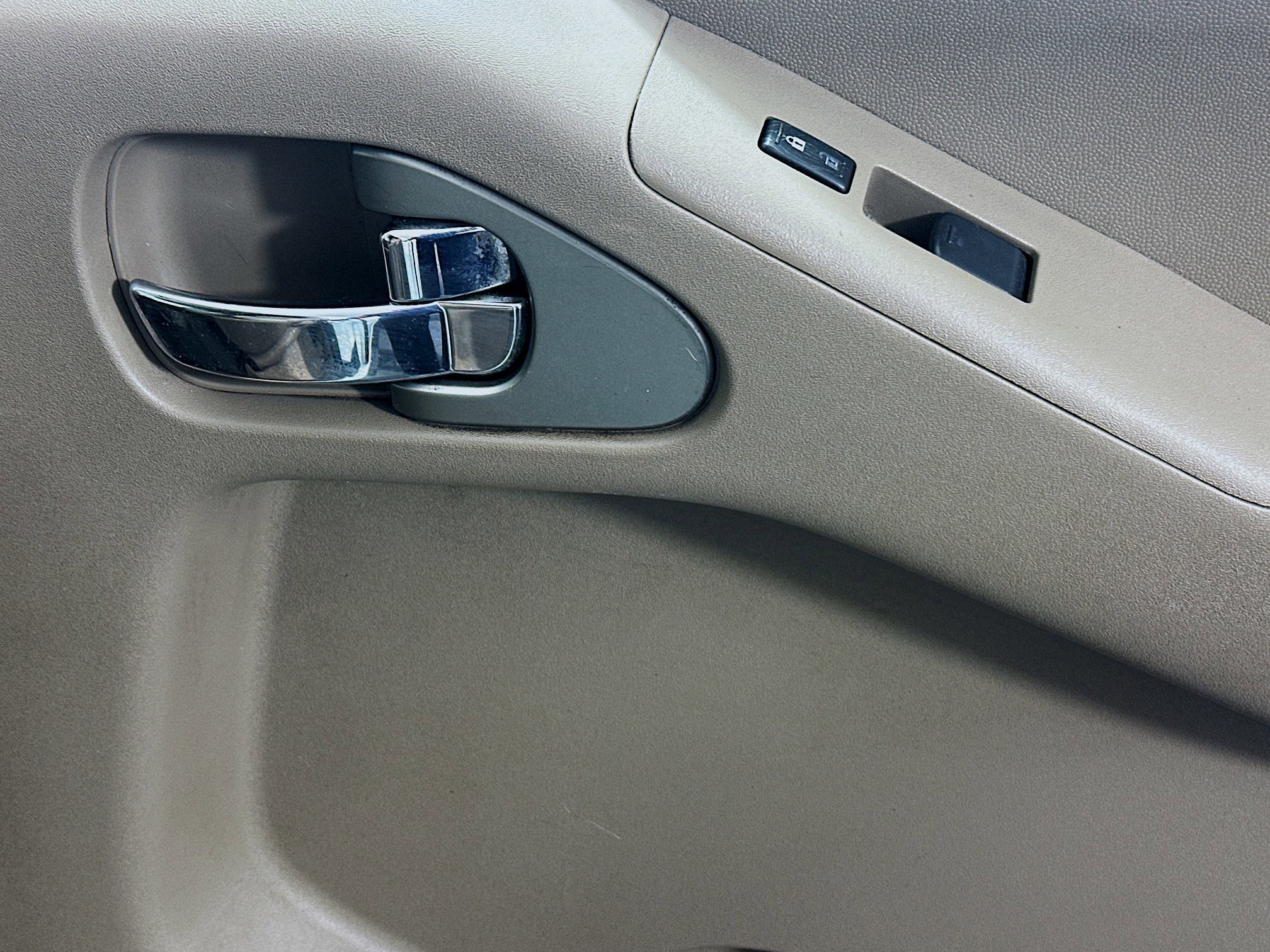 Used 2014 Glacier White Nissan SV image 27