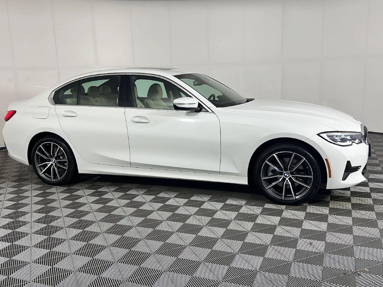 Used 2021 Alpine White BMW 330i xDrive image 3