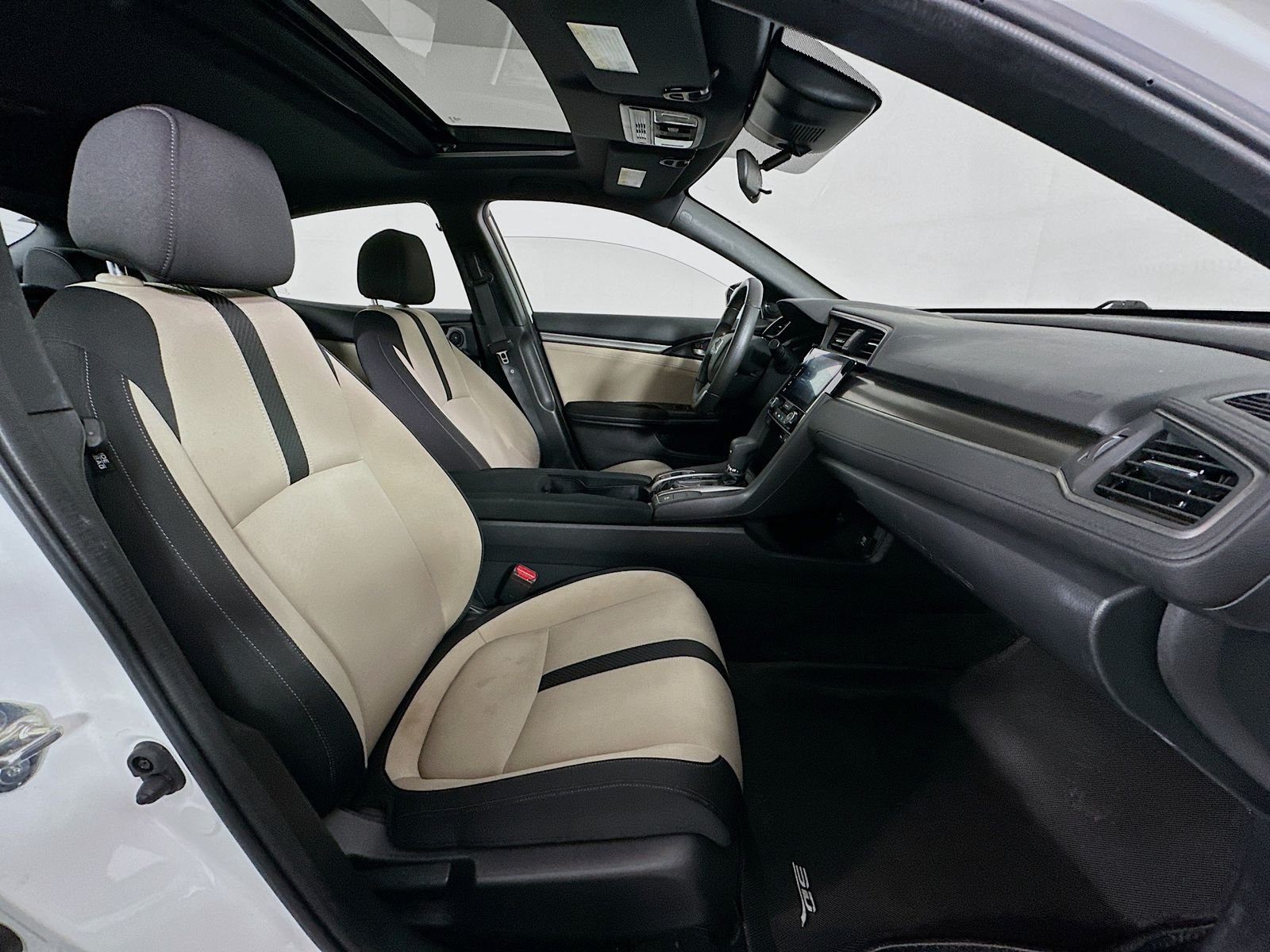 Used 2018 White Honda EX image 27