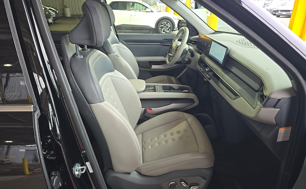 Certified Used 2024 Black Kia Wind image 8