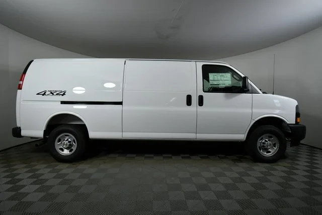 New 2025 Summit White Chevrolet WT image 15