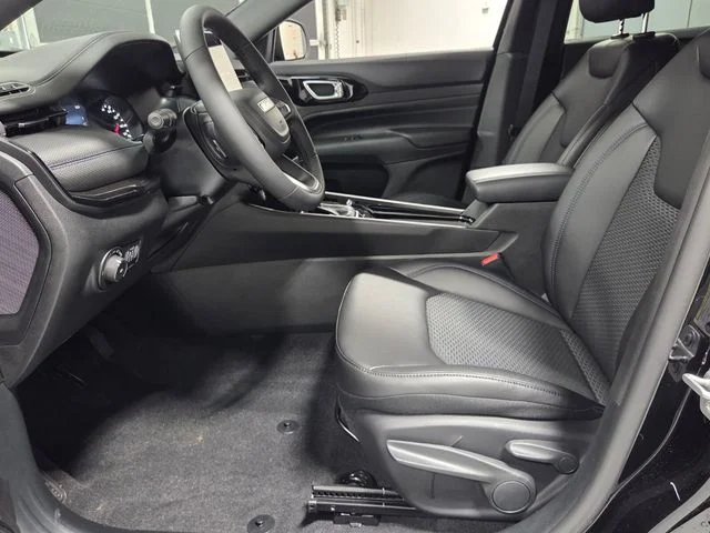 New 2026 Diamond Black Crystal Pearlcoat Jeep Latitude image 5