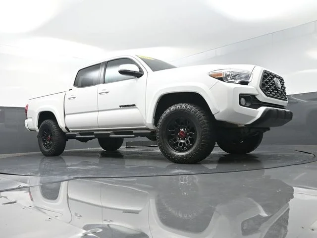 Used 2022 White Toyota SR5 image 38
