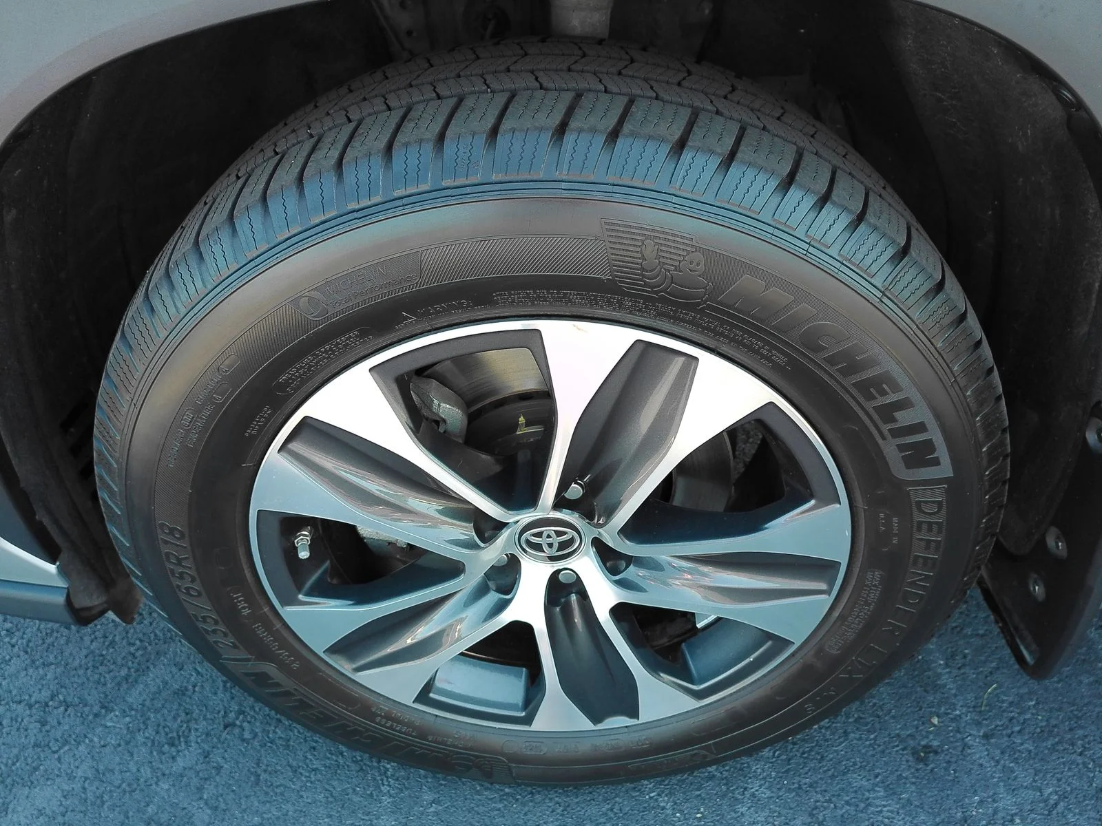Used 2020 Silver Toyota XLE image 28