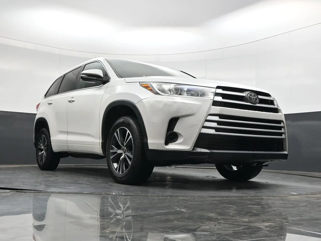 Used 2018 Blizzard Pearl Toyota LE image 26
