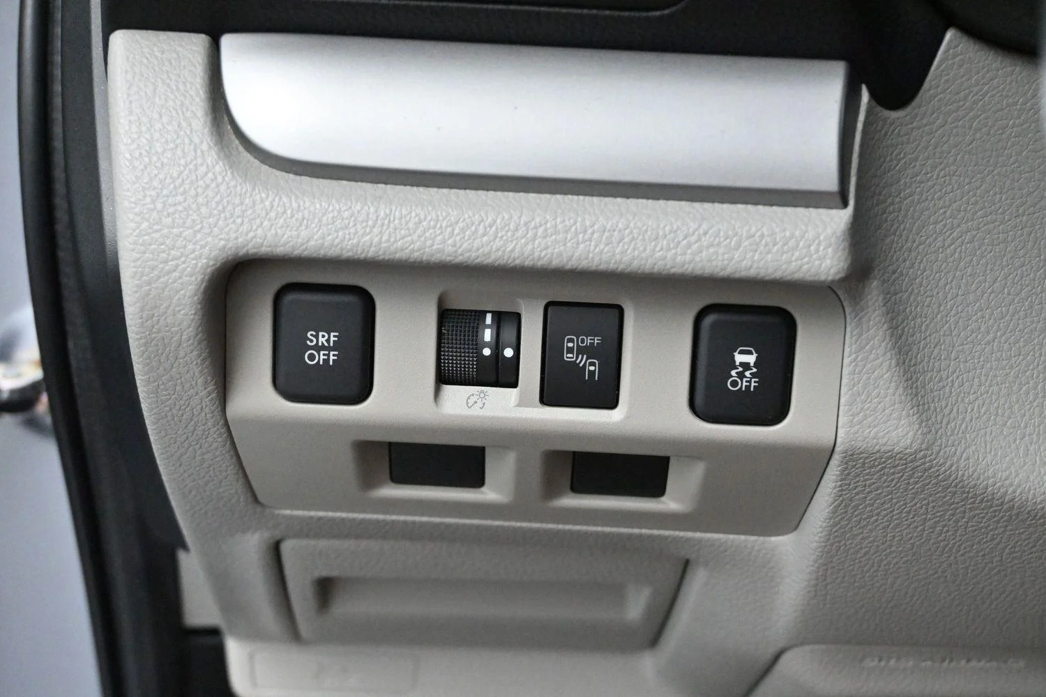 Used 2018 Ice Silver Metallic Subaru Premium image 25