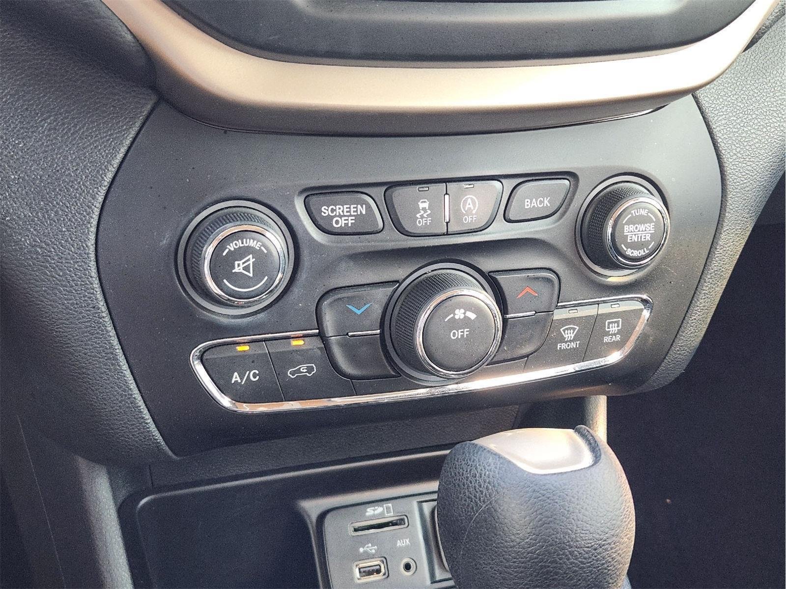 Used 2016 True Blue Pearlcoat Jeep Latitude image 18