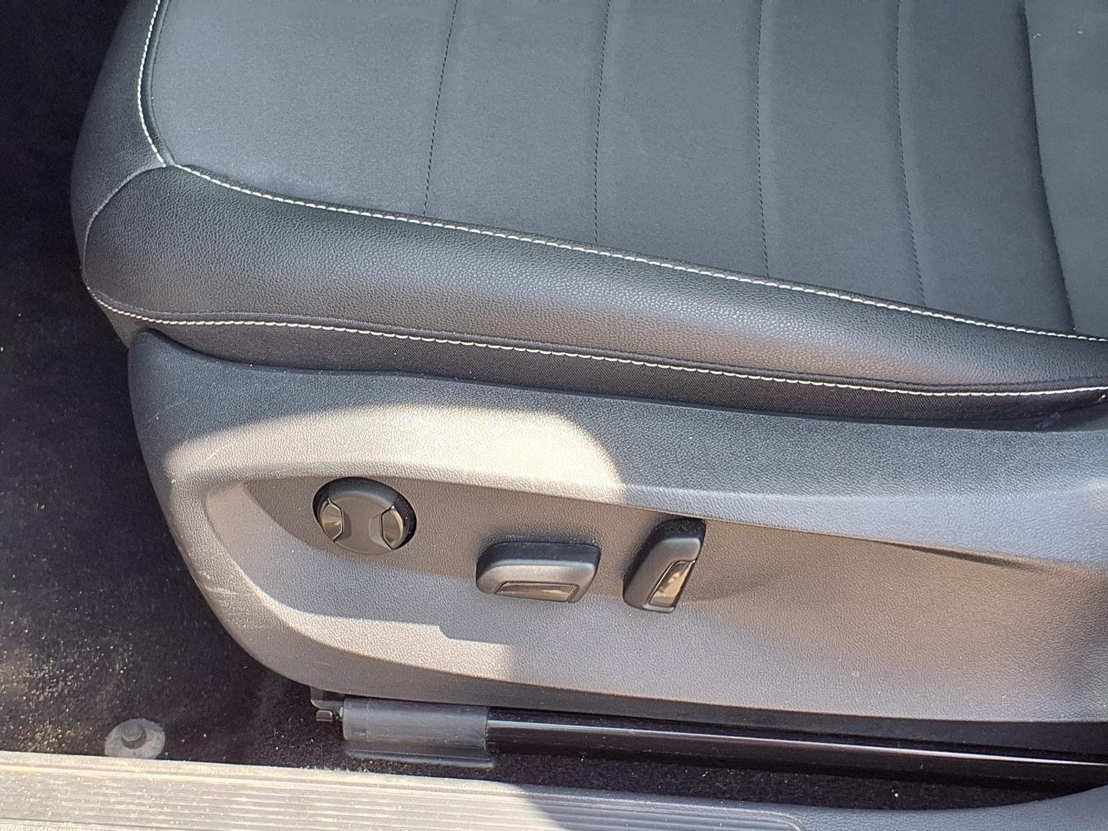 Certified Used 2024 WHITE Volkswagen SE 4Motion image 4