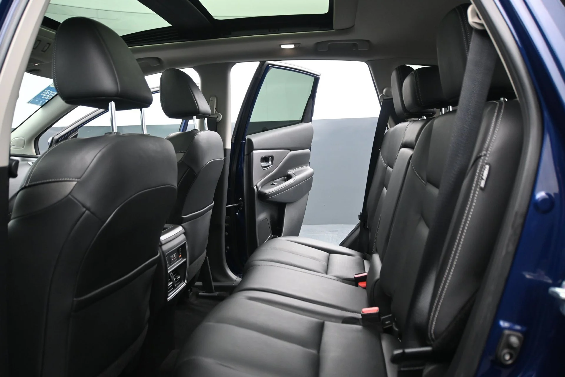 Used 2020 Deep Blue Pearl Nissan SL image 17