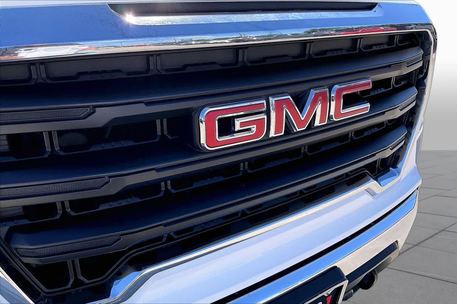 Used 2021 Summit White GMC  image 30