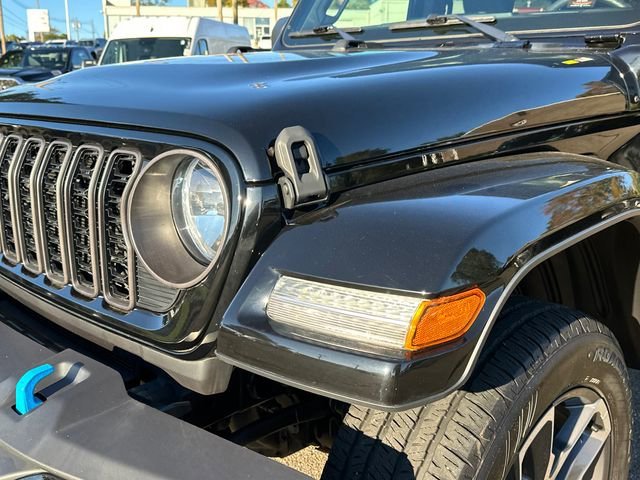 Used 2024  Jeep Sport S image 9