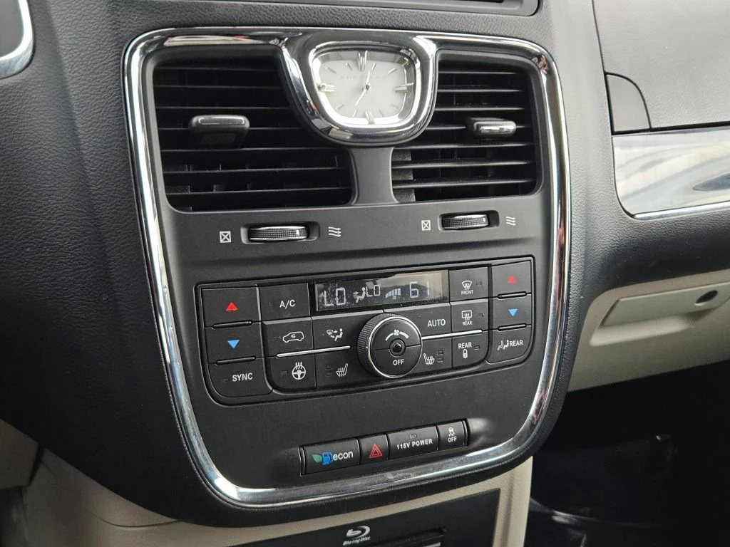 Used 2013 Silver Chrysler Touring-L image 29