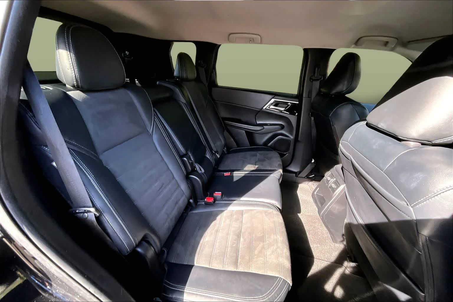 Used 2024 Labrador Black Pearl Mitsubishi SE image 21