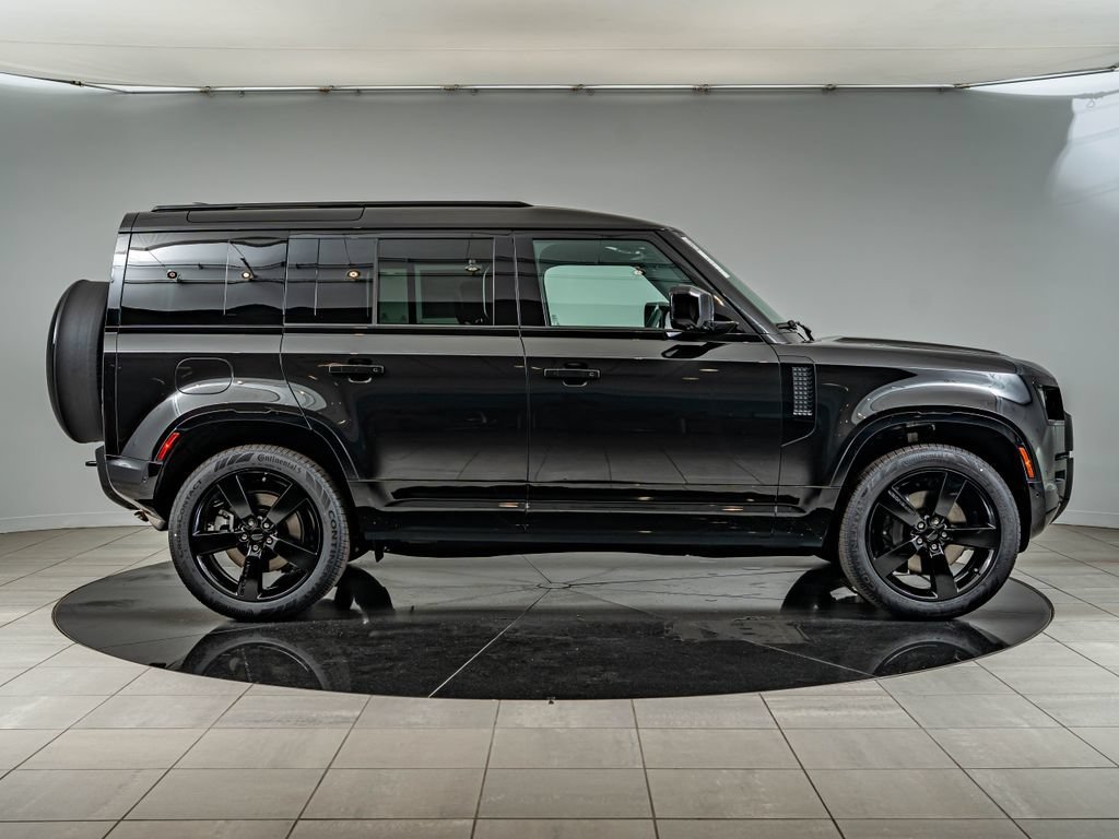 New 2026 Santorini Black Land Rover X-Dynamic SE image 4