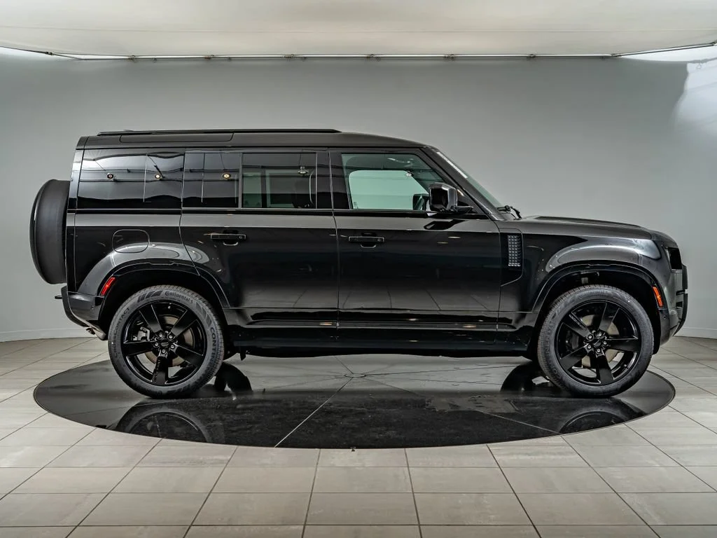 New 2026 Santorini Black Land Rover X-Dynamic SE image 4