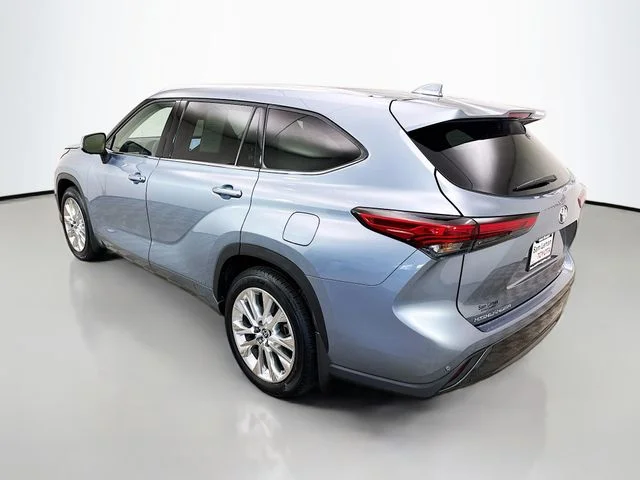 Used 2023  Toyota Limited image 5
