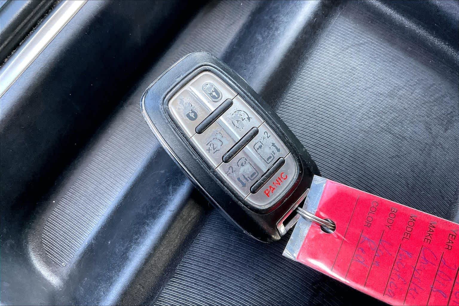Used 2018 Velvet Red Pearlcoat Chrysler Touring L image 13