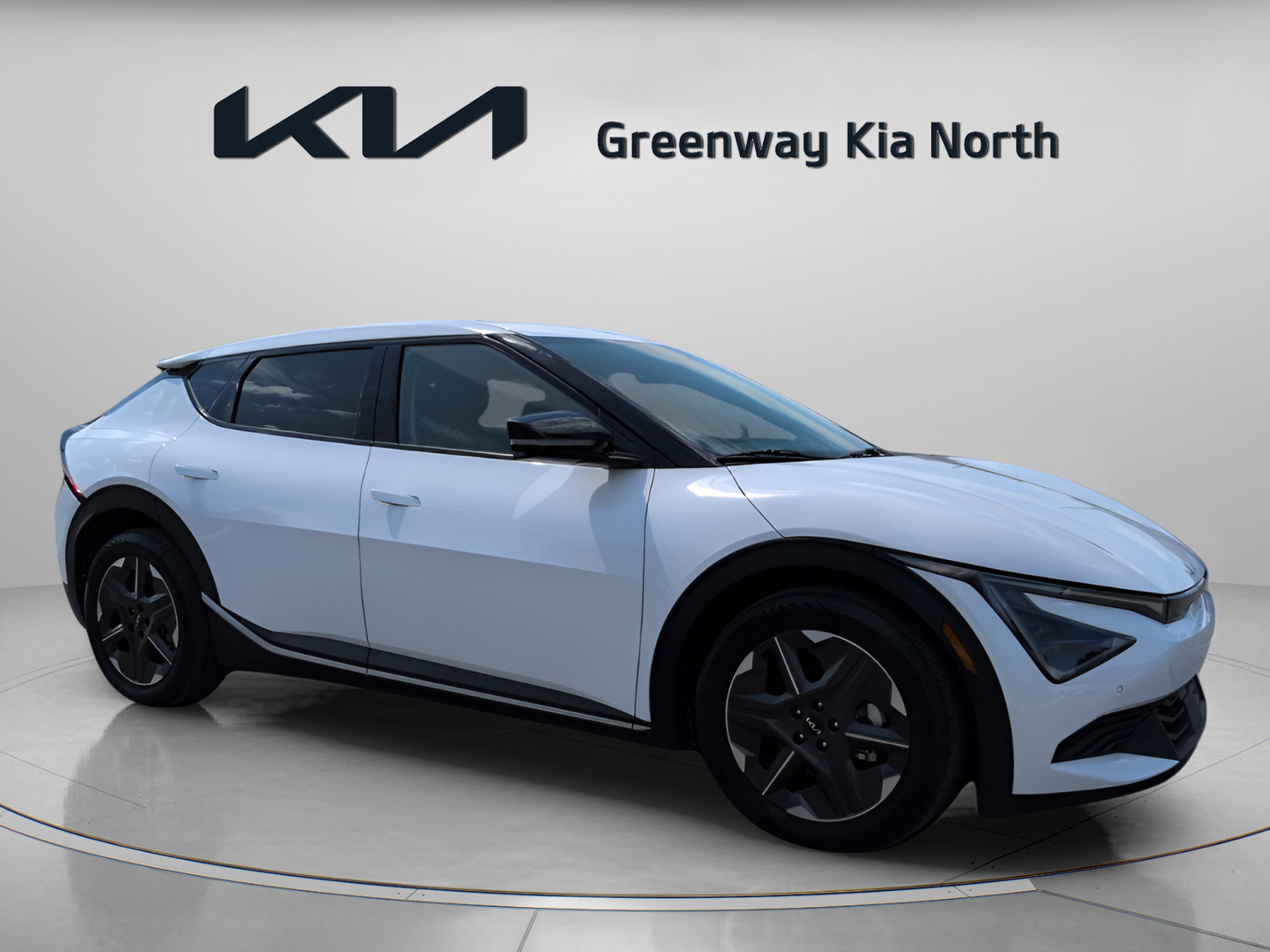 Certified Used 2025 Glacier White Pearl Kia Light image 1