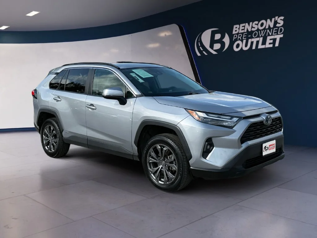 Used 2022 Silver Toyota XLE Premium image 7
