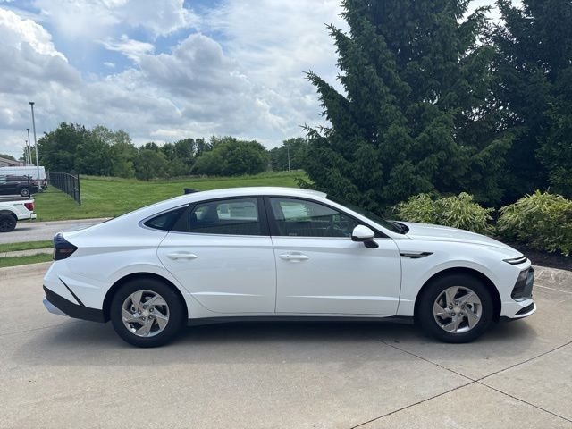 New 2026 Serenity White Hyundai SE image 5