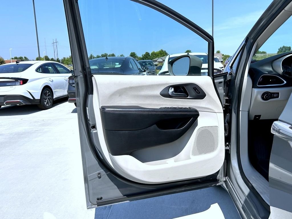 Used 2022 White Chrysler Touring L image 10
