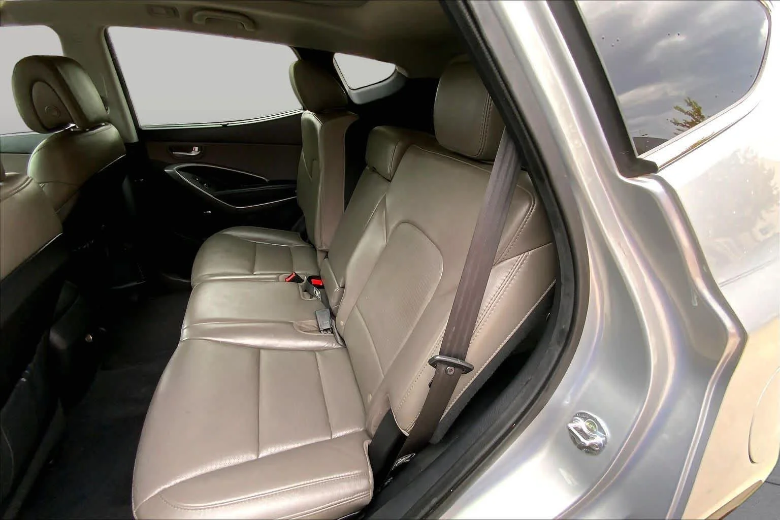 Used 2016 Sparkling Silver Hyundai  image 21