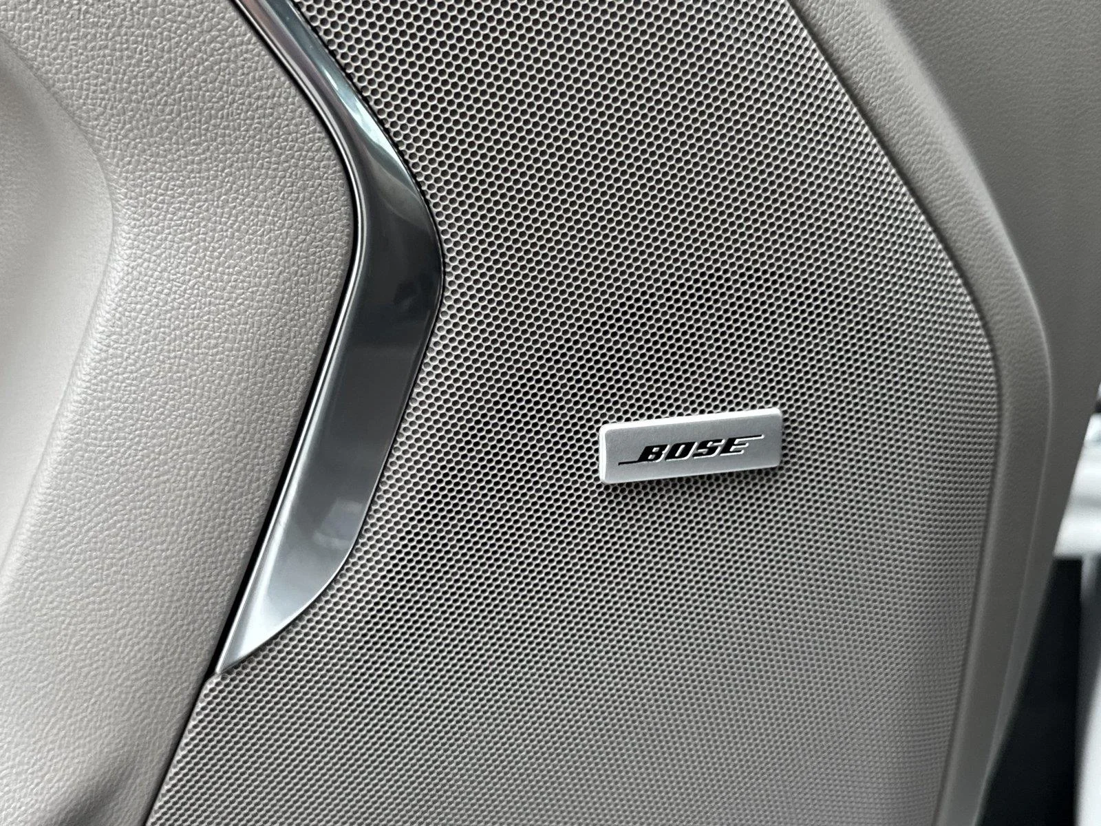 Used 2025 Summit White GMC Elevation image 19