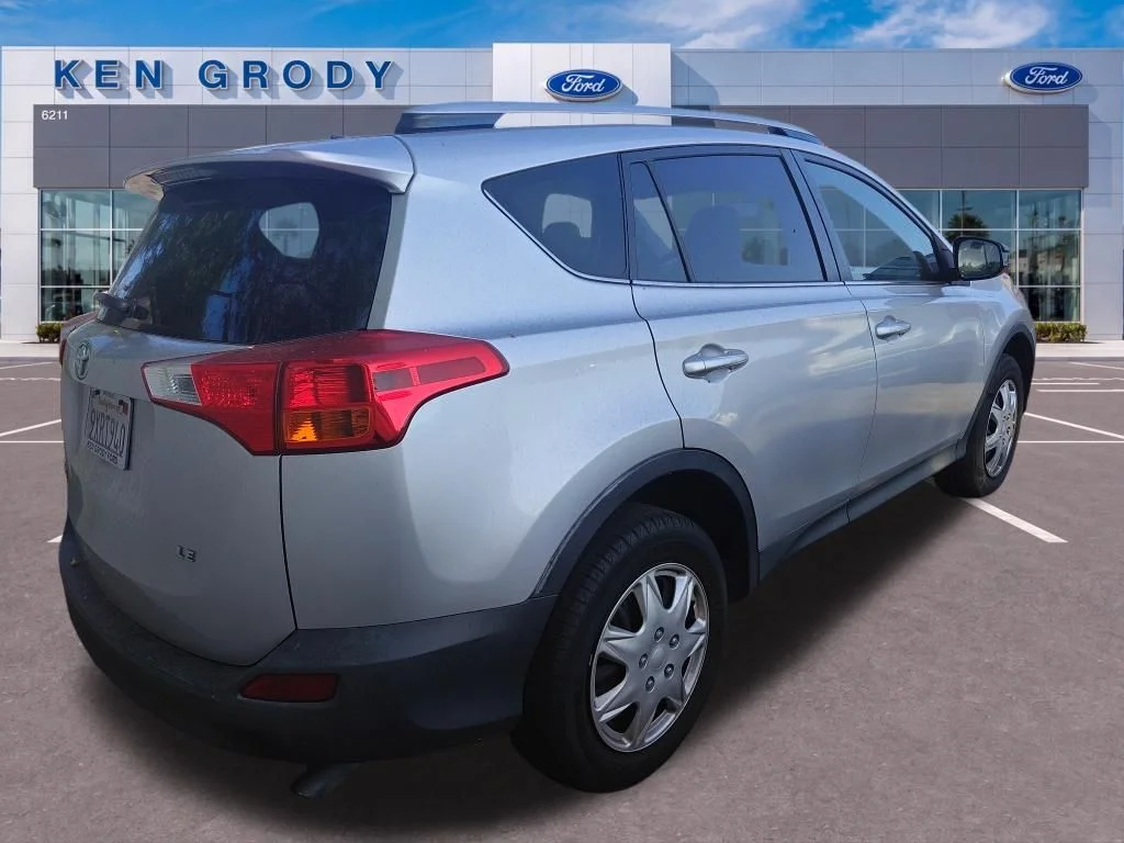 Used 2013 Silver Toyota LE image 3