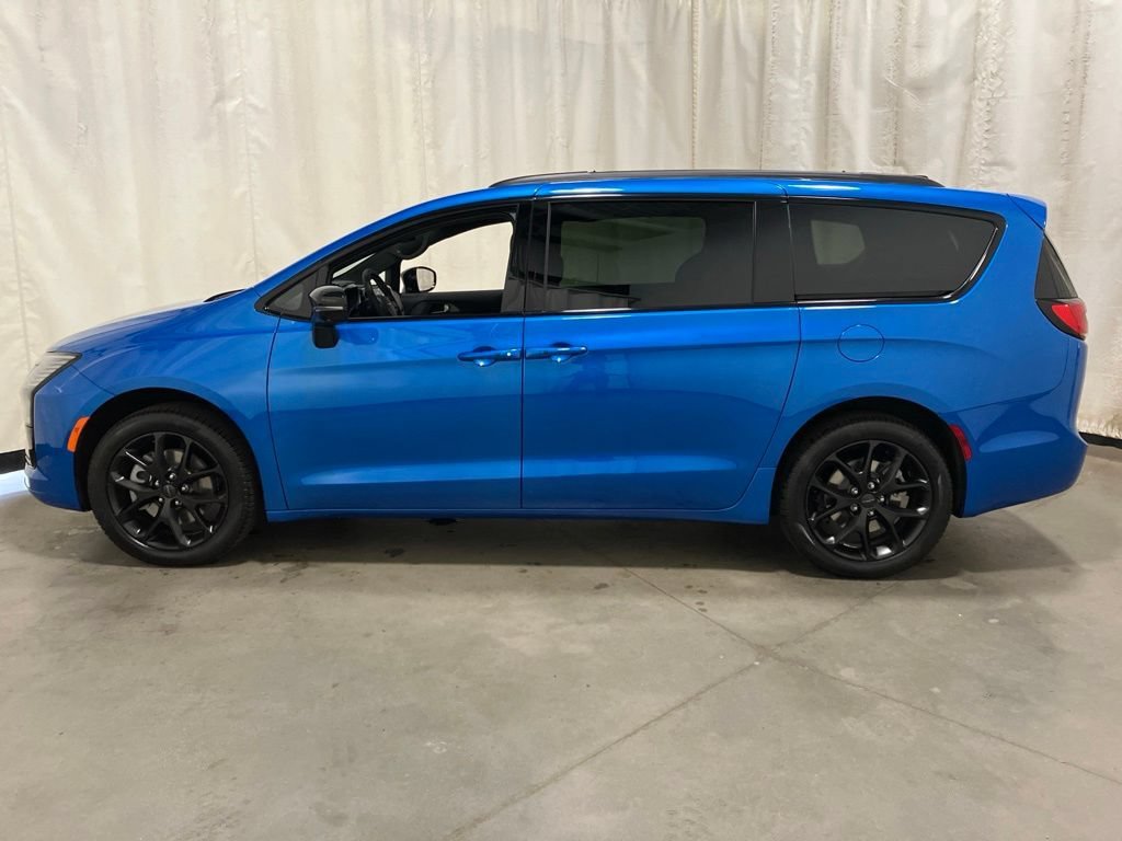 New 2027 Hydro Blue Pearl-Coat Exterior Paint Chrysler Limited image 27
