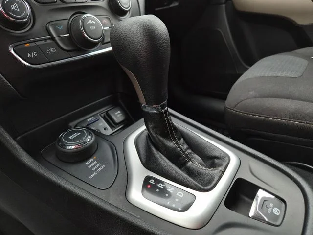 Used 2017 Silver Jeep Latitude image 32