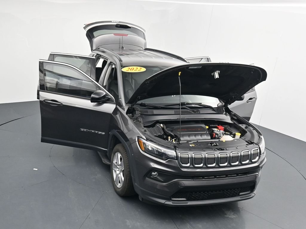 Used 2022 Gray Jeep Latitude image 40