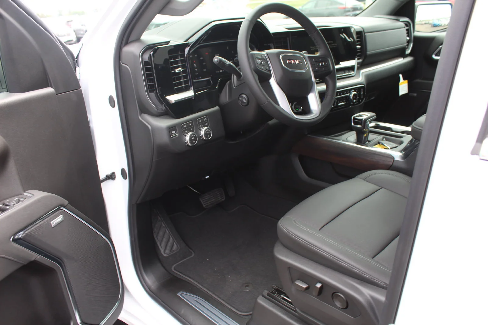 2026 GMC Sierra 1500 SLT - Photo 11