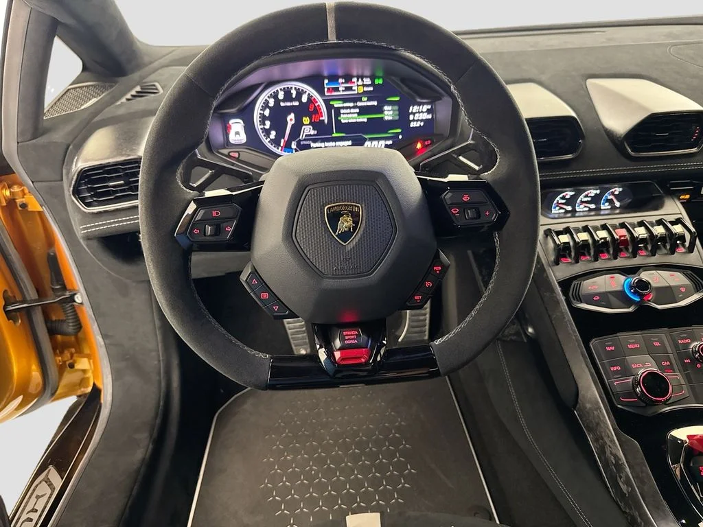 Used 2018 Gold Lamborghini Performante image 23