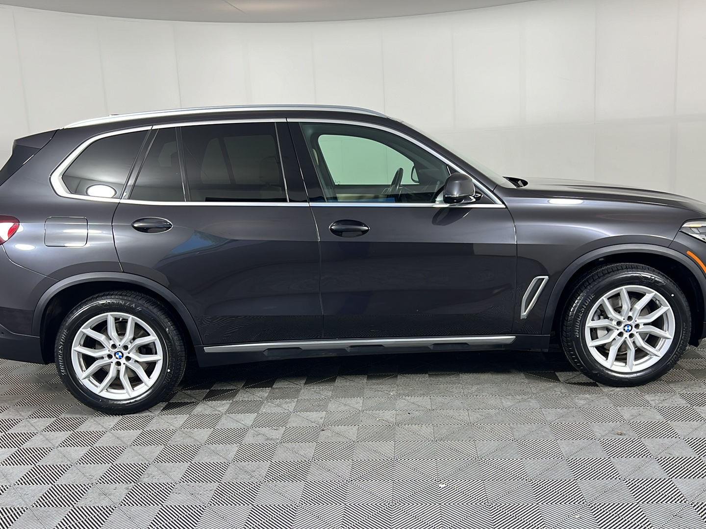 Used 2021  BMW xDrive40i image 3