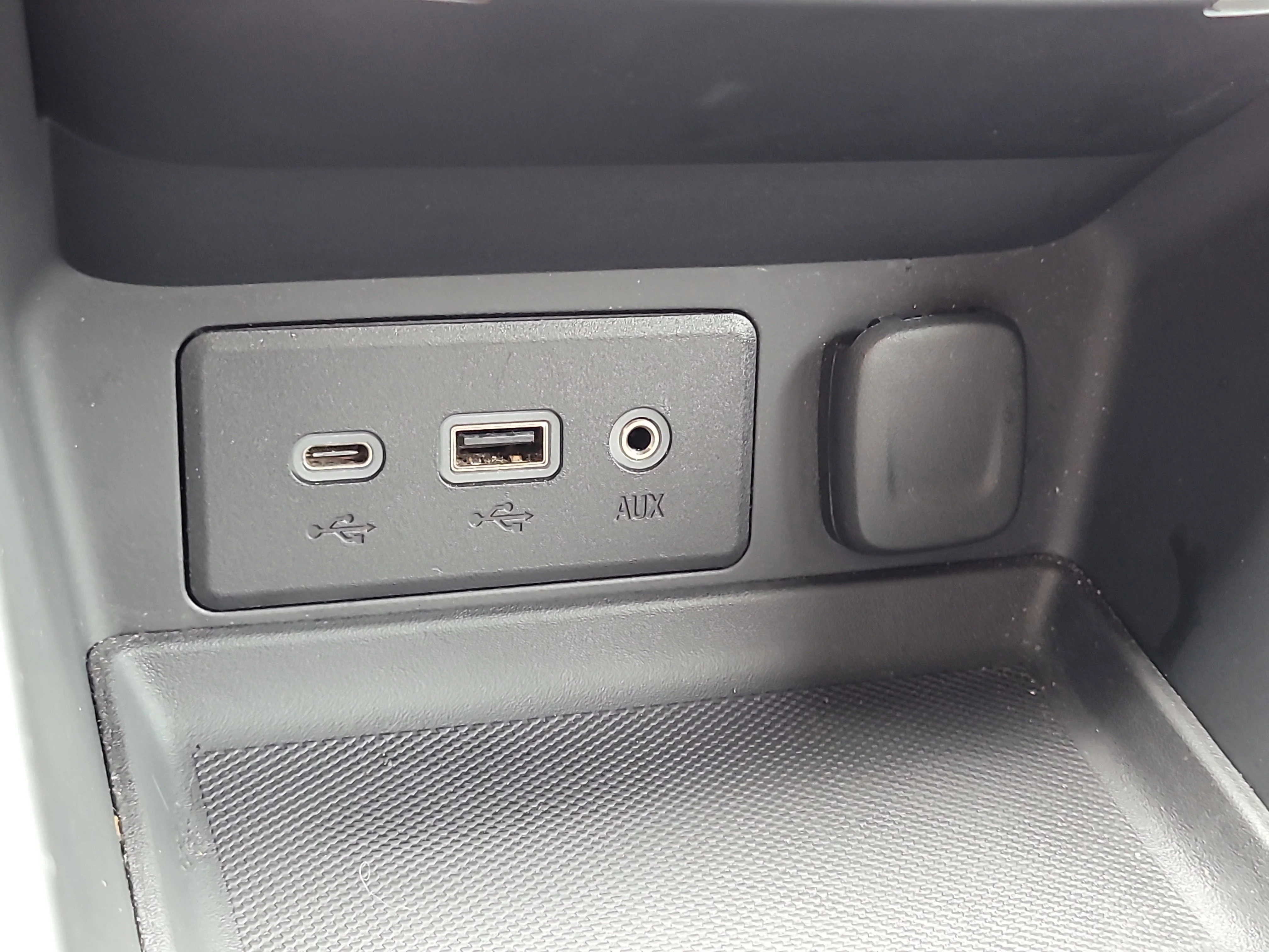 Used 2024 Summit White GMC SLE image 25