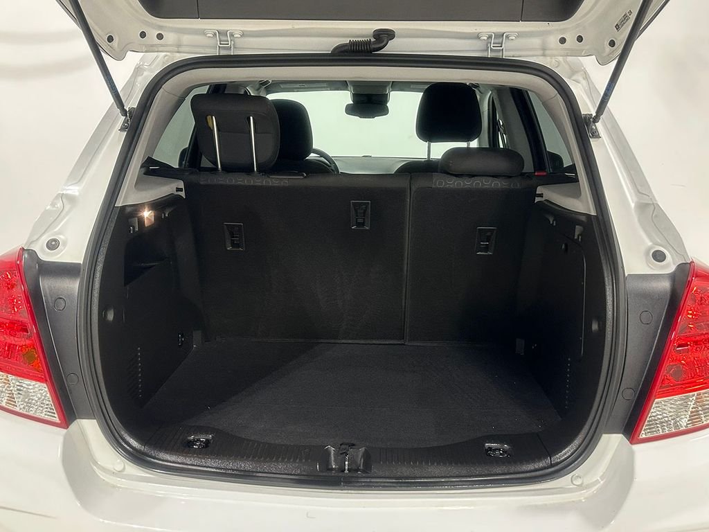 Used 2020 White Chevrolet LS image 5