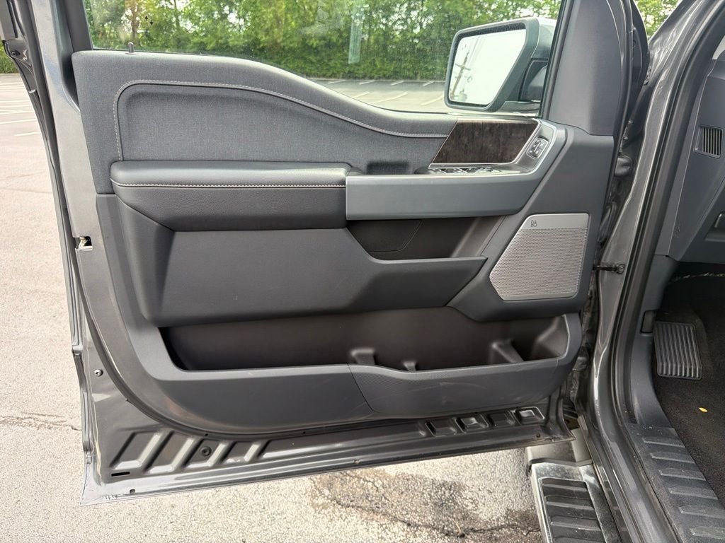 Used 2023 Gray Metallic Ford Lariat image 17