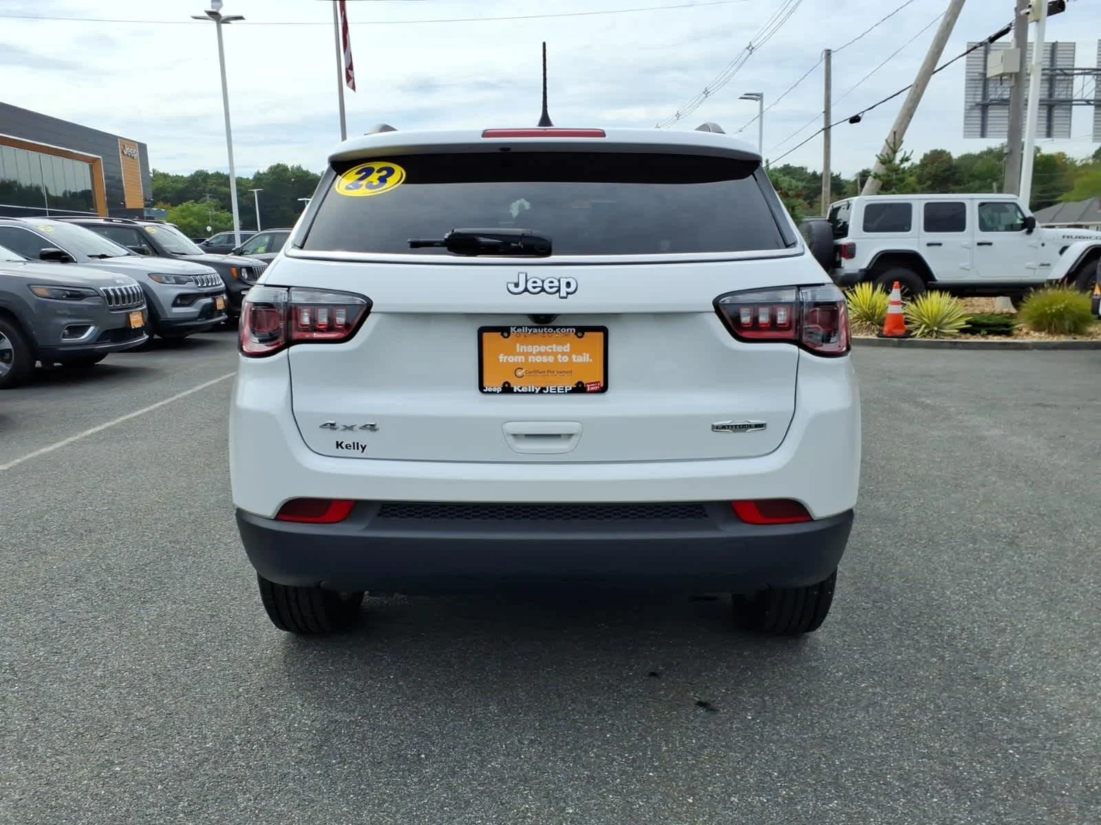 Certified Used 2023 Bright White Clearcoat Jeep Latitude Lux image 9