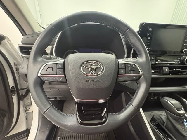 Used 2020 White Toyota XLE image 19