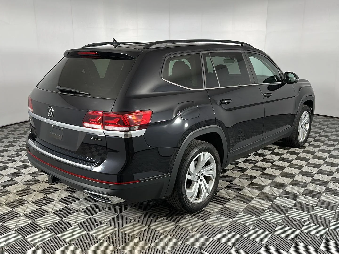 Used 2023 Deep Black Pearl Volkswagen 3.6L V6 SE w/Technology image 9