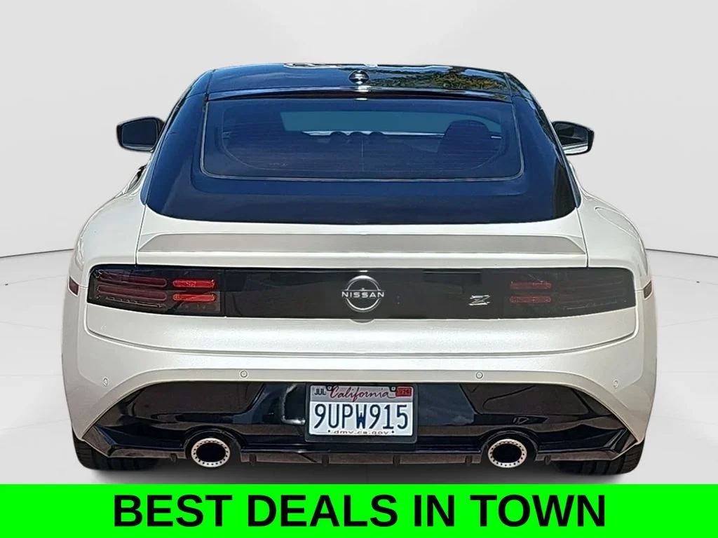 Used 2025 White Nissan Performance image 4
