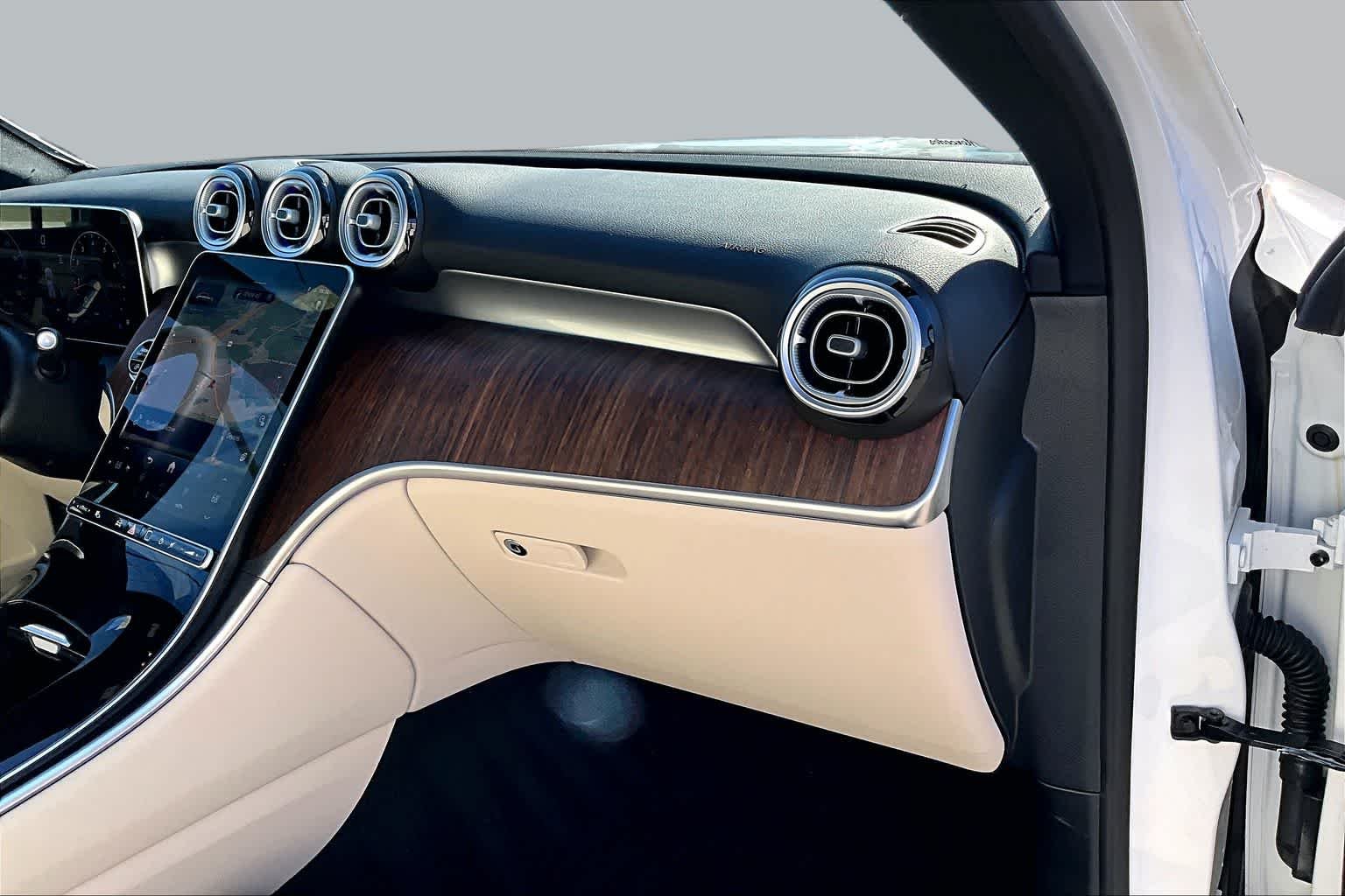 New 2026 Polar White Mercedes-Benz GLC 300 image 18